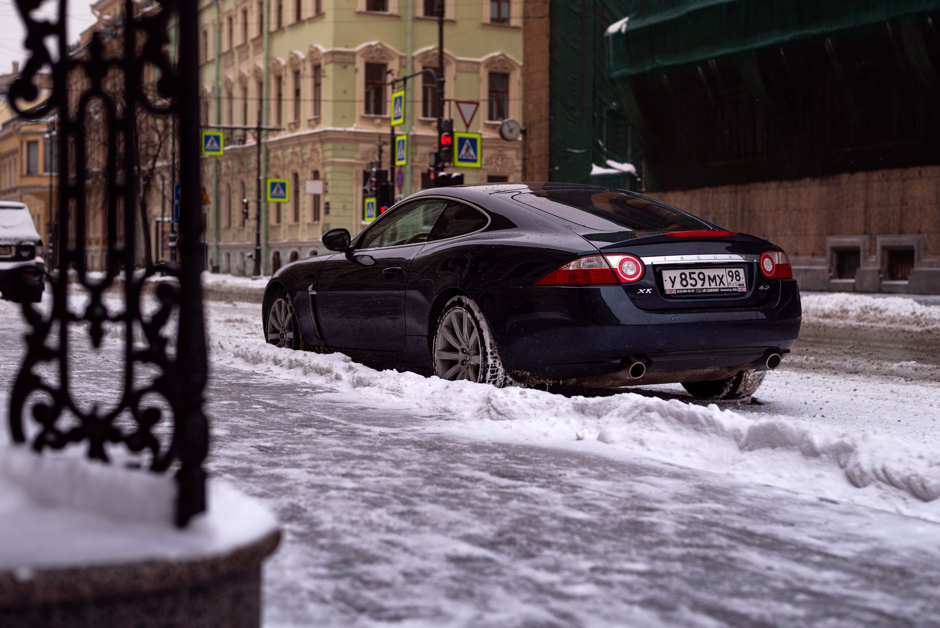 Czarne Maserati zaparkowane zimą na ośnieżonej ulicy w mieście