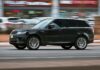Czy Rolls-Royce może być autem na co dzień? Praktyczne spojrzenie kierowcy Czarny Rolls-Royce SUV jedzie szybko po ruchliwej ulicy w Toronto