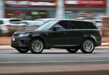 Czarny Rolls-Royce SUV jedzie szybko po ruchliwej ulicy w Toronto