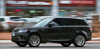Czarny Rolls-Royce SUV jedzie szybko po ruchliwej ulicy w Toronto