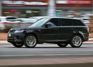 Czy Rolls-Royce może być autem na co dzień? Praktyczne spojrzenie kierowcy Czarny Rolls-Royce SUV jedzie szybko po ruchliwej ulicy w Toronto