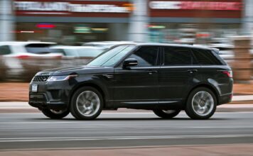 Czy Rolls-Royce może być autem na co dzień? Praktyczne spojrzenie kierowcy Czarny Rolls-Royce SUV jedzie szybko po ruchliwej ulicy w Toronto