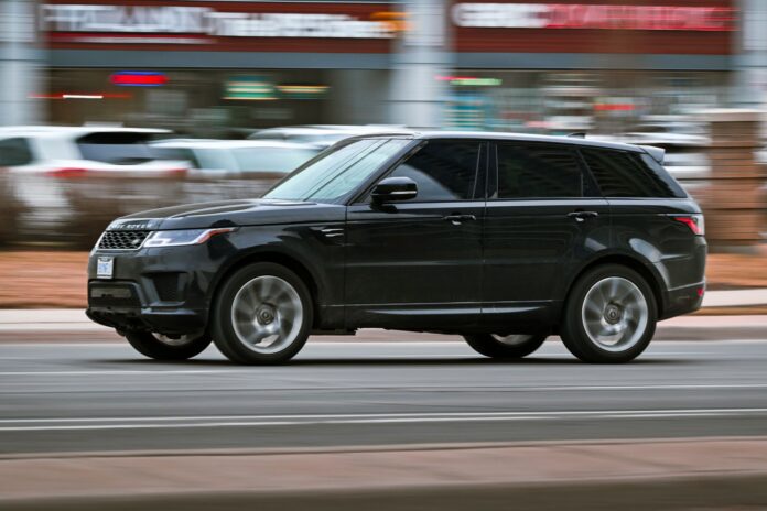 Czarny Rolls-Royce SUV jedzie szybko po ruchliwej ulicy w Toronto