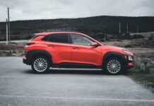 Mitsubishi ASX czy Eclipse Cross – który crossover lepiej sprawdzi się na co dzień Czerwone Mitsubishi ASX zaparkowane na zewnątrz w pochmurny dzień