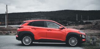 Mitsubishi ASX czy Eclipse Cross – który crossover lepiej sprawdzi się na co dzień Czerwone Mitsubishi ASX zaparkowane na zewnątrz w pochmurny dzień