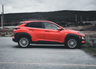 Czerwone Mitsubishi ASX zaparkowane na zewnątrz w pochmurny dzień
