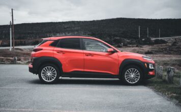 Mitsubishi ASX czy Eclipse Cross – który crossover lepiej sprawdzi się na co dzień Czerwone Mitsubishi ASX zaparkowane na zewnątrz w pochmurny dzień
