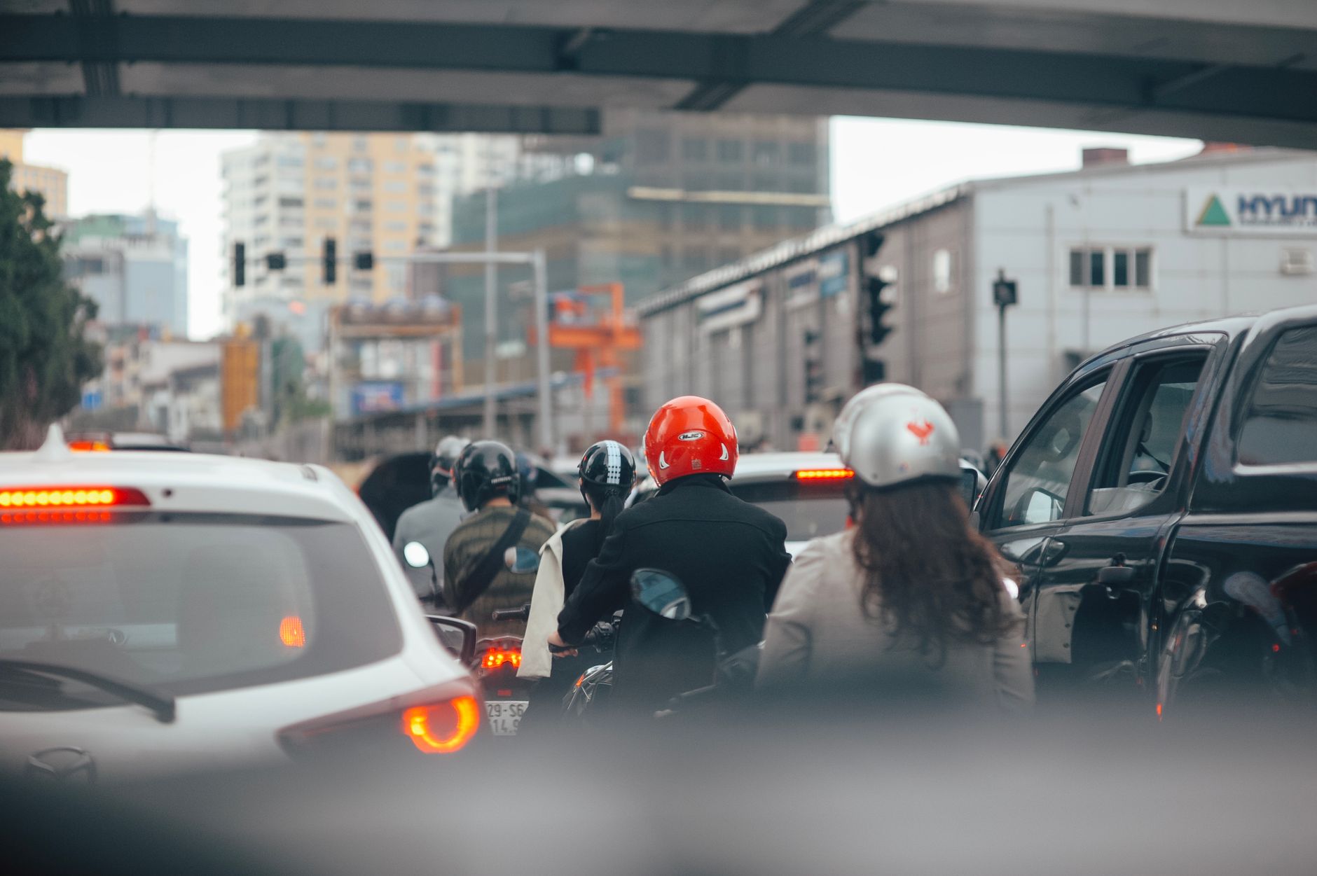 Samochody i motocykle stojące na miejskich światłach w godzinach szczytu