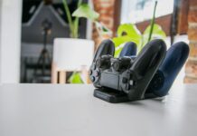 Najlepsze gadżety dla gracza do domu i samochodu: praktyczny przewodnik po akcesoriach dla fanów popkultury Bezprzewodowy kontroler do gier na stacji ładującej w nowoczesnym wnętrzu
