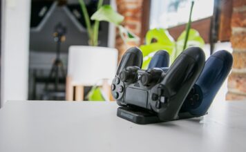Bezprzewodowy kontroler do gier na stacji ładującej w nowoczesnym wnętrzu