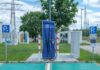 Ile naprawdę kosztuje jazda Teslą miesięcznie przy polskich cenach energii Publiczna stacja ładowania samochodów elektrycznych w zielonej obudowie