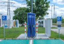 Publiczna stacja ładowania samochodów elektrycznych w zielonej obudowie