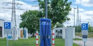 Publiczna stacja ładowania samochodów elektrycznych w zielonej obudowie