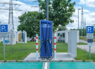 Ile naprawdę kosztuje jazda Teslą miesięcznie przy polskich cenach energii Publiczna stacja ładowania samochodów elektrycznych w zielonej obudowie
