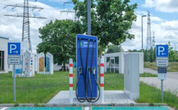 Ile naprawdę kosztuje jazda Teslą miesięcznie przy polskich cenach energii Publiczna stacja ładowania samochodów elektrycznych w zielonej obudowie