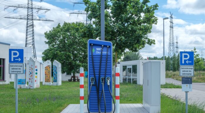 Ile naprawdę kosztuje jazda Teslą miesięcznie przy polskich cenach energii Publiczna stacja ładowania samochodów elektrycznych w zielonej obudowie
