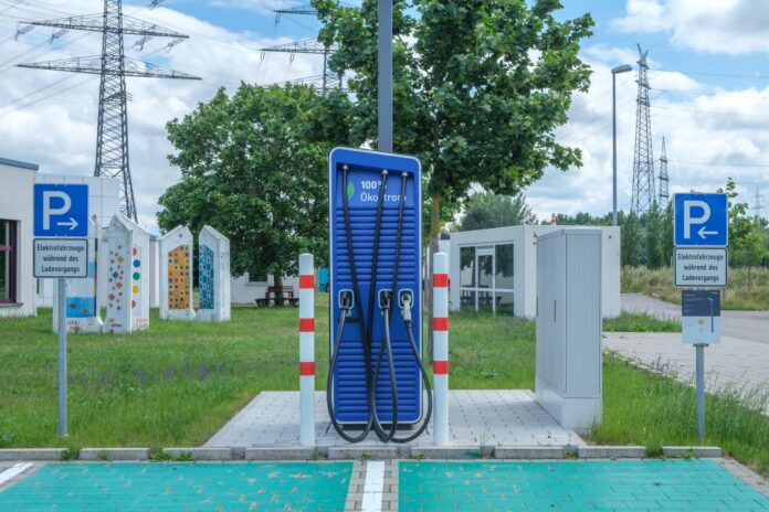 Publiczna stacja ładowania samochodów elektrycznych w zielonej obudowie