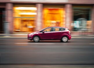 Którą Skodę wybrać do miasta Citigo Fabia czy Scala subiektywny poradnik kierowcy Czerwony kompaktowy samochód Skoda pędzący ulicą w mieście