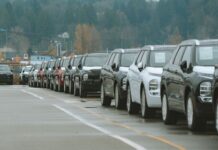 Ewolucja Mitsubishi Outlandera – jak zmienił się popularny SUV na przestrzeni lat Rząd nowych SUV-ów na placu dealerskim Mitsubishi
