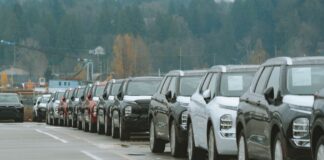 Ewolucja Mitsubishi Outlandera – jak zmienił się popularny SUV na przestrzeni lat Rząd nowych SUV-ów na placu dealerskim Mitsubishi