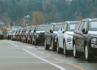 Ewolucja Mitsubishi Outlandera – jak zmienił się popularny SUV na przestrzeni lat Rząd nowych SUV-ów na placu dealerskim Mitsubishi