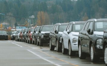 Ewolucja Mitsubishi Outlandera – jak zmienił się popularny SUV na przestrzeni lat Rząd nowych SUV-ów na placu dealerskim Mitsubishi