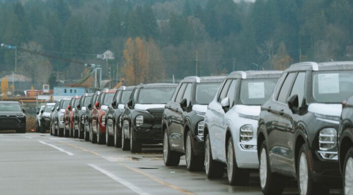 Rząd nowych SUV-ów na placu dealerskim Mitsubishi
