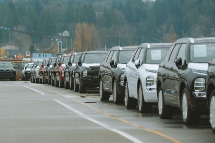 Rząd nowych SUV-ów na placu dealerskim Mitsubishi Rząd nowych SUV-ów na placu dealerskim Mitsubishi